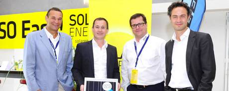 Von links: Robert Kanduth - Vorstandsvorsitzender KIOTO Solar, Peter Prasser - Geschäftsführer / Managing Director KIOTO Solar und Günther Kohlmaier - Managing Director Solar Energy blicken auf 5 erfolgreiche Jahre mit dem St. Veiter Solarunternehmen "Solar Energy" zurück. Am Foto rechts: Dr. Daniele Ganser