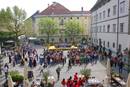 Singen, tanzen und musizieren unter dem Maibaum im Landhaushof
