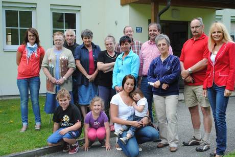 Marlies Huber, Gertrud Tamegger, Michael Tamegger, Marita Pichlkastner, Evelin Höfferer, Bruno Prodinger, Andrea Semmelrock, GV Josef Laßnig, Paula Messner, Helmut Messner und LAbg Claudia Wolf-Schöffmann (von hinten links), Matthias und Anna Huber, Edith Zarre mit Katharina (von links vorne)