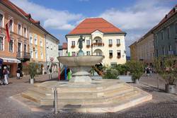 St. Veit: Der ideale Urlaubsort für diesen Sommer. Foto: https://commons.wikimedia.org/wiki/File:St_Veit_a_d_Glan_-_Schuesselbrunnen.JPG